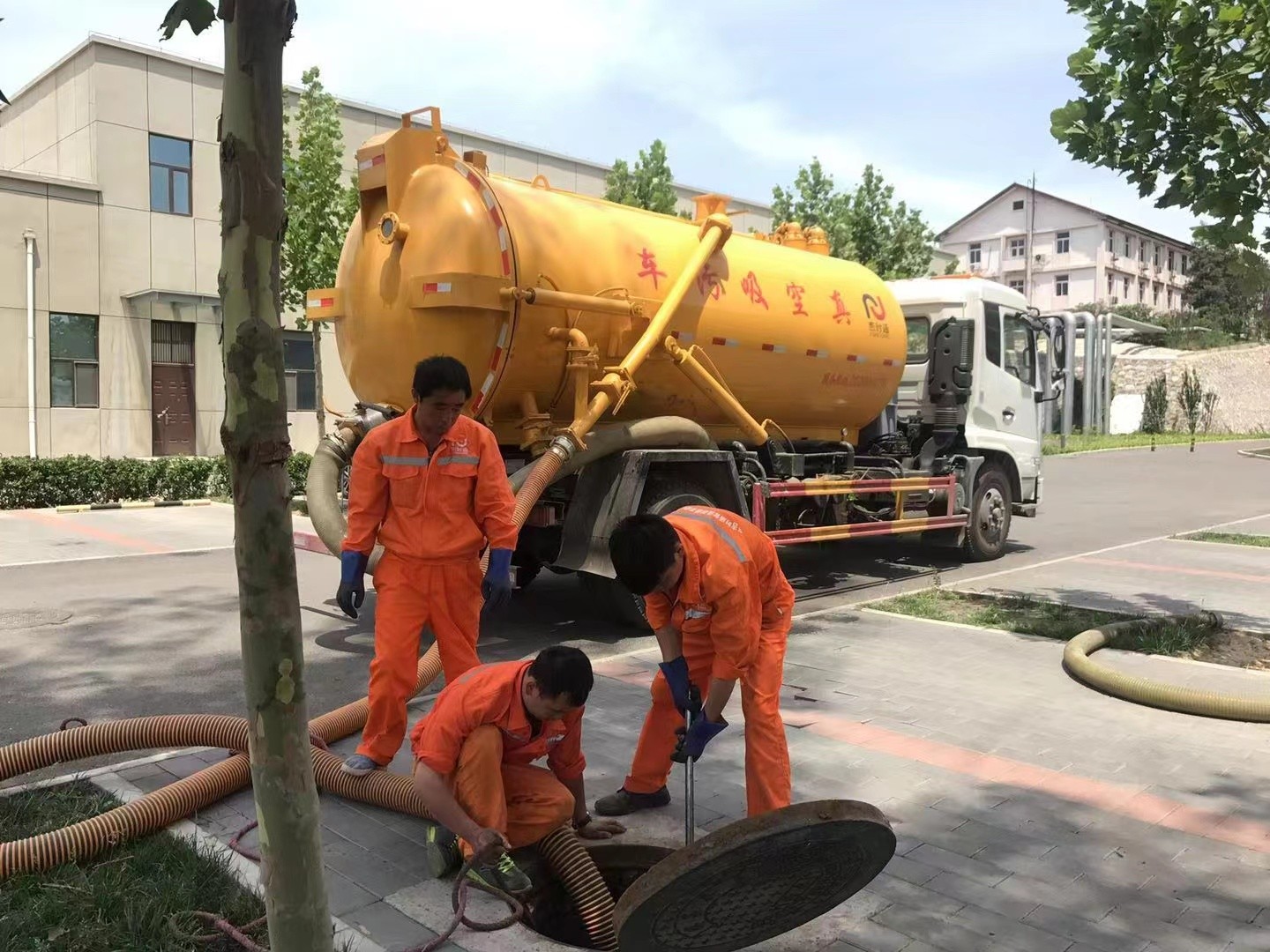 拉孜管道疏通车停在窨井附近