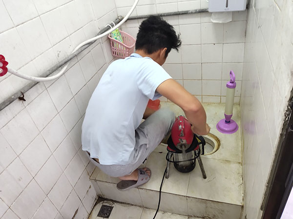 拉孜管道堵塞冒臭气 专业师傅现场解决问题