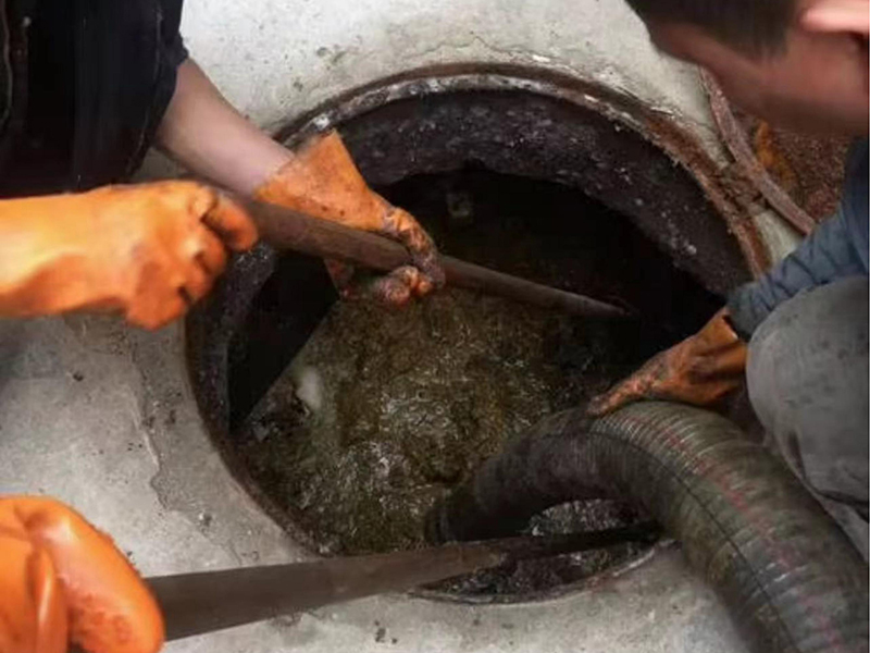 拉孜清理化粪池时如何避免沼气的危害？